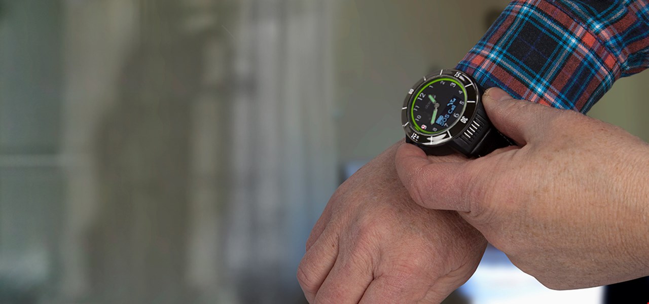 Eldre person med GPS-klokke på håndleddet