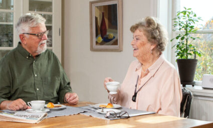 couple de seniors à la table