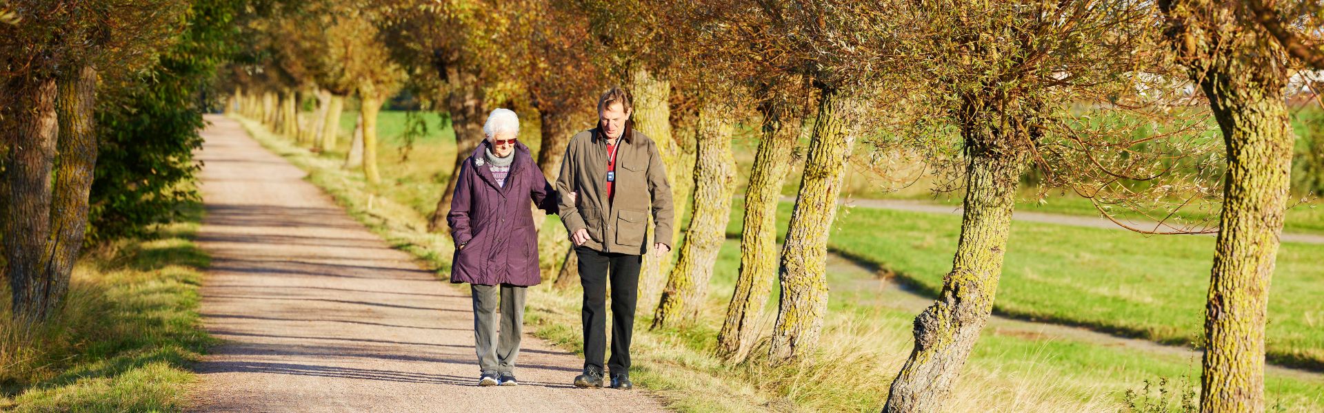 couple de seniors marchant avec Careium Abby