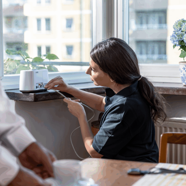 ingénieur installant l'unité careium eliza
