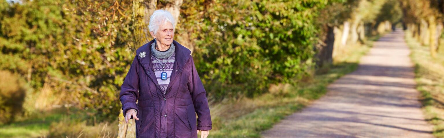 oudere vrouw die Careium Abby draagt