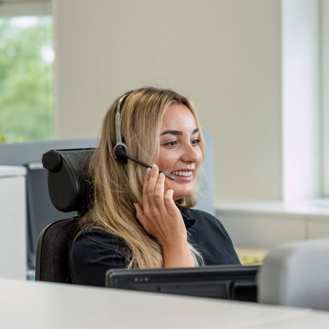 female-operator-monitoring-centre