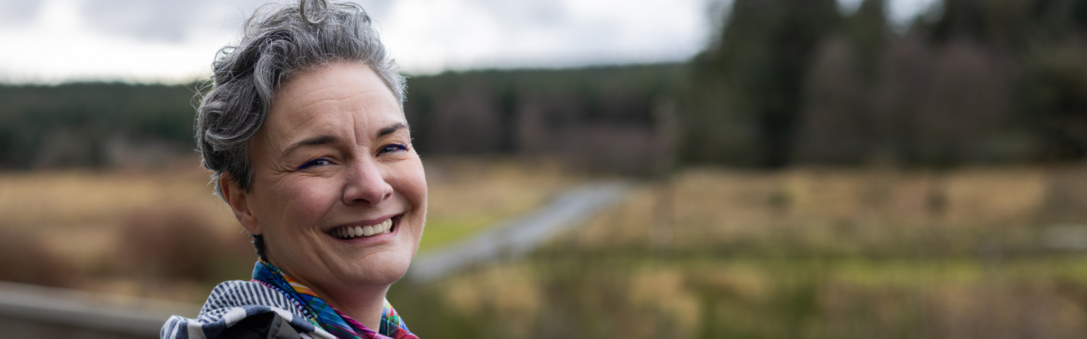 Eldre kvinne som smiler