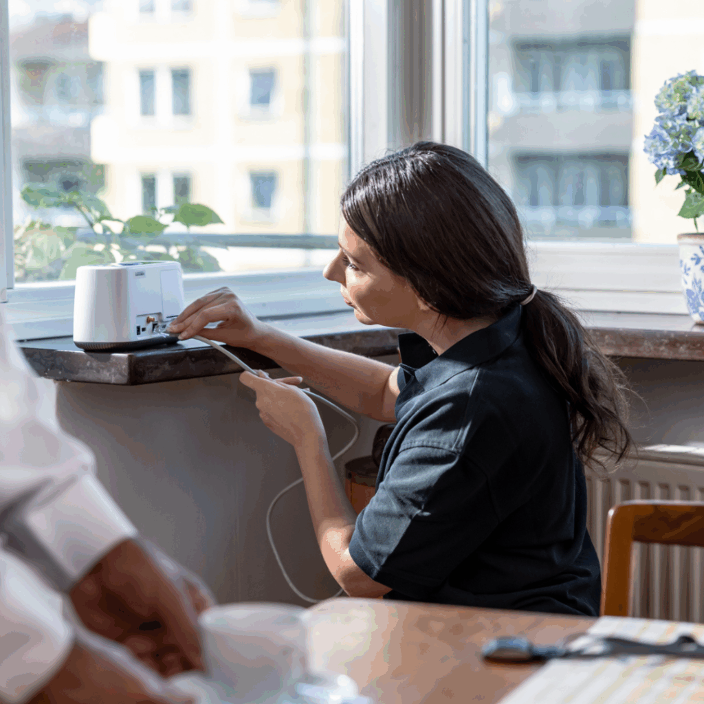ingeniør installerer careium eliza-enhet