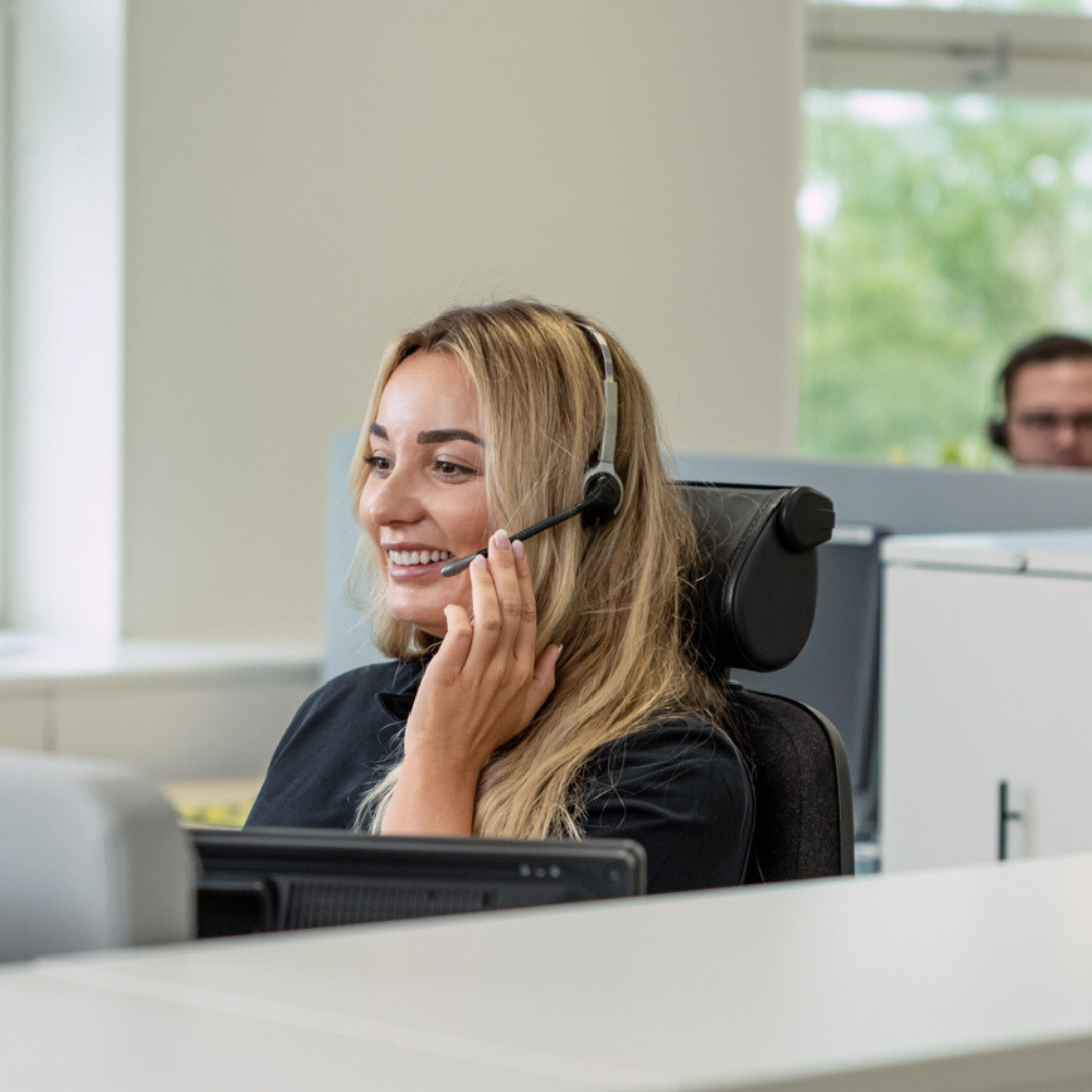 female-operator-in-monitoring-centre