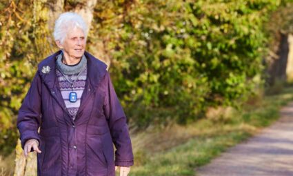 mujer mayor caminando con Careium Abby