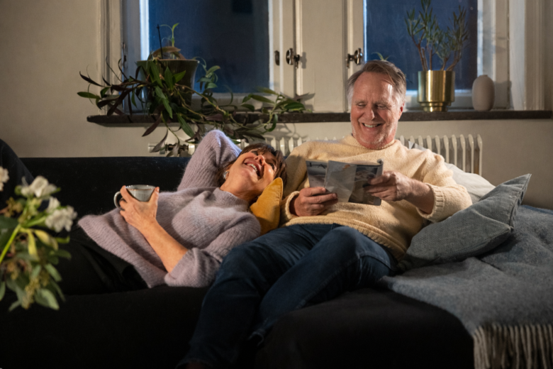 man-woman-smiling-sofa