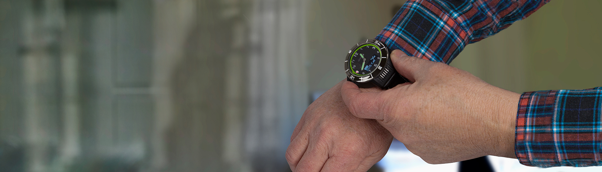 Eldre person med GPS-klokke på håndleddet