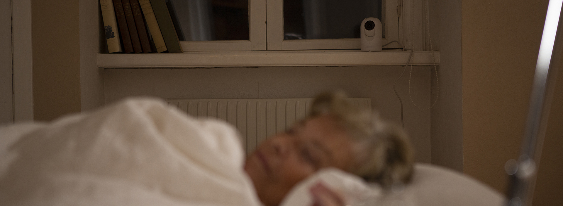 Digitalt tilsyn med Doro Visit av en kvinne som sover