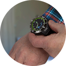 Senior med GPS-klocka på handleden