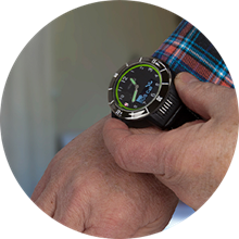 Senior med GPS-klokke på håndleddet