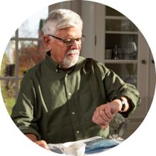 Äldre man tittar på Careium 480