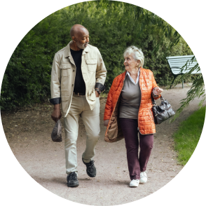 Äldre par promenerar i en park