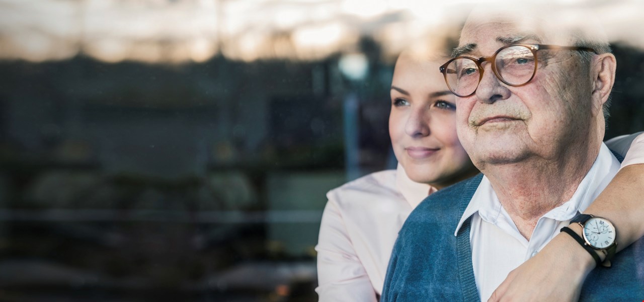 Eldre mann og datter. Sikkerhet og brannsikkerhet.